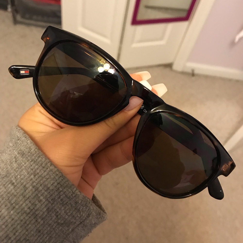 ✨TOMMY HILFIGER SUNGLASSES ✨